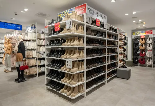 ▲GU西門店擁全台最大鞋履配件專區。（圖／GU gu-global.com）