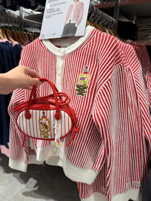 ▲《哈利波特》電影聯名系列，今同步開賣，以魔法世界的運動魁地奇展現霍格華茲四學院特色的男裝與童裝；女裝以「蜂蜜公爵」為靈感，超可愛配色的開襟外套搭魔法糖果造型迷你包包。（圖／記者蕭涵云攝）