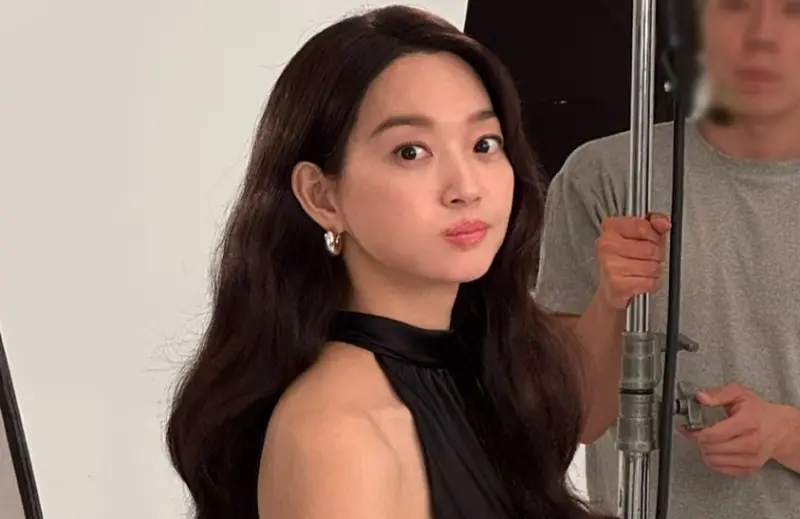 ▲金宇彬昨（20）日宣布將與申敏兒（如圖）結婚的喜訊，竟被粉絲狂猜婚前懷孕，公司也親自出面回應。除此之外，申敏兒被發現於婚訊前1天突曬出7枚戒指，再度引發熱議。（圖／申敏兒IG@illusomina）