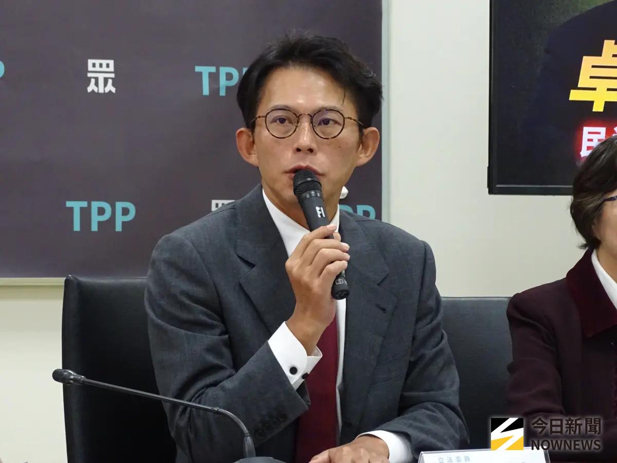 「貴人多忘事」變反咬？周軒挖舊照轟黃國昌：做人如此忘恩負義