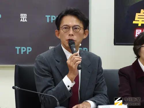 「貴人多忘事」變反咬？周軒挖舊照轟黃國昌：做人如此忘恩負義
