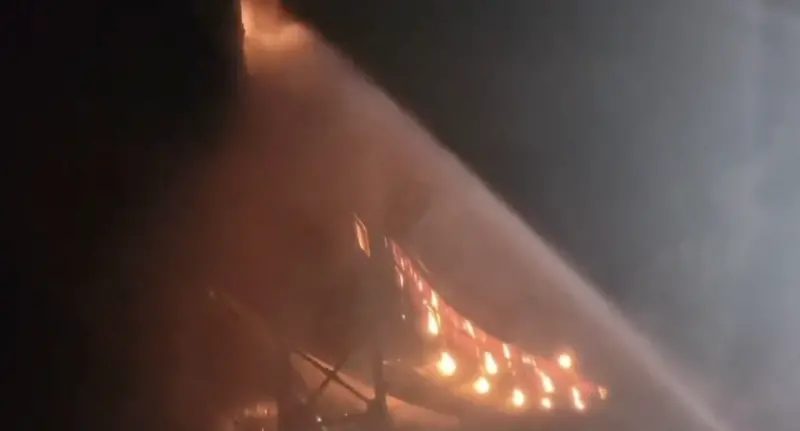 ▲台泥蘇澳廠今（21）日凌晨發生火警，宜蘭縣消防局出動14車、31名消防人員、消33名義前往救災。（圖／翻攝畫面）