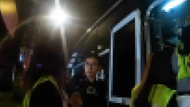 北市「大型百家樂賭場」被抄！警狂逮62人　整排辣妹上警車畫面曝