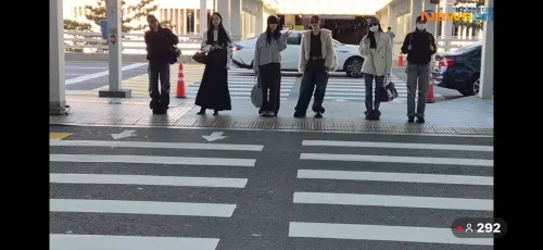 ▲TWICE志效、Mina、Sana等人已抵達仁川機場，準備飛來台。（圖／뉴스엔·Newsen YouTube）