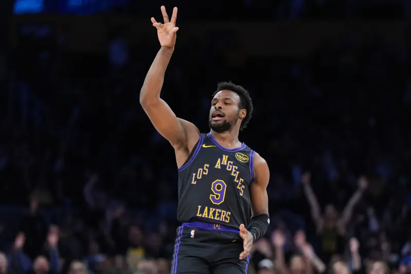 ▲NBA洛杉磯湖人今（21）日宣布，將布朗尼（Bronny James）下放至發展聯盟，本季布朗尼出賽時間翻倍，場均場均貢獻2.1分與1.8助攻。（圖／美聯社／達志影像）