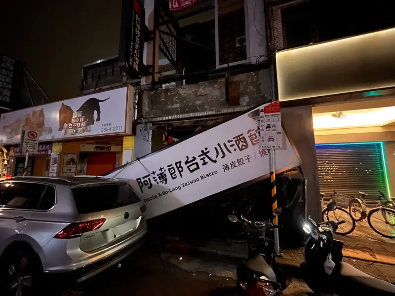 北市公館凌晨傳巨響！招牌猛砸人行道畫面曝　路過民眾嚇傻：超扯