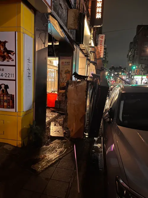 ▲北市凌晨驚傳巨響！招牌猛砸人行道畫面曝　路過民眾嚇傻了：超扯。（圖／翻攝畫面）