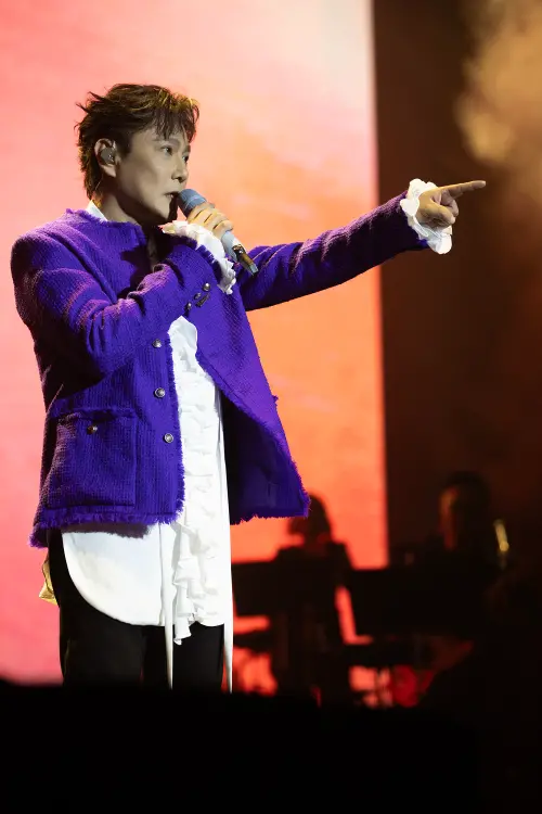 ▲張信哲（如圖）剛在巴黎完成《未來式》演唱會最終站。（圖／潮水音樂提供）