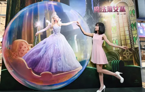 ▲觀眾可以在美麗華大直的《魔法壞女巫》裝置展中和亞莉安娜（左）拍攝趣味合照。（圖／UIP提供）
