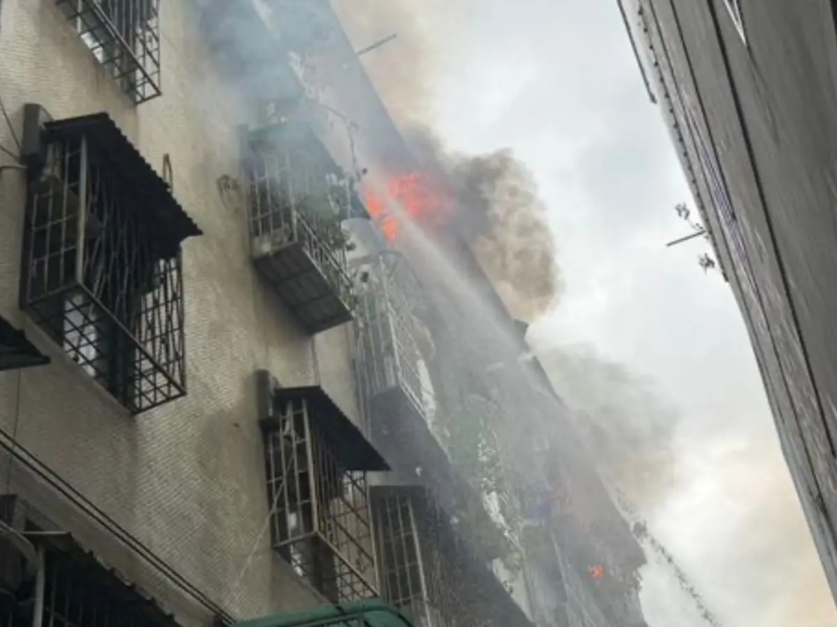 新莊頂樓加蓋民宅傳火警！現場猛竄火舌、黑煙「4人受困急救出」