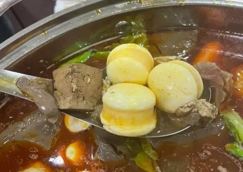 ▲蛋腸外型如同黃色馬卡龍，堪稱是「火鍋界馬卡龍」。（圖／名澔蛋腸臉書）