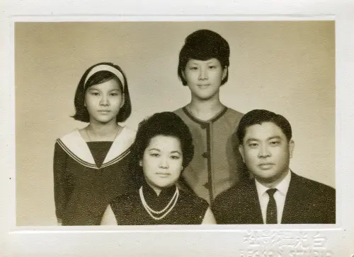 ▲樊曼儂（後排右）父親（前排右）是〈陸軍軍歌〉作曲者樊燮華將軍，她自小就在父親的音樂涵養薰陶下成長。（圖／樊曼儂提供）