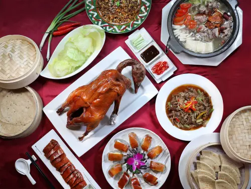 ▲長榮年底推出長園中餐廳的人氣菜色「霸王鵝一鵝五吃」餐券買一送一。（圖／台中長榮）