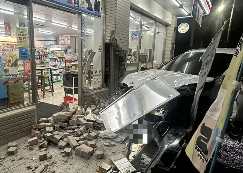 彰化4台雙B街頭軋車！豪車失控撞進超商　路人全身骨折搶救中