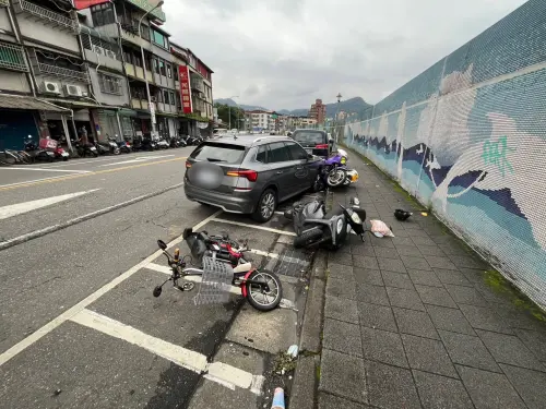 北市文山驚悚車禍！她開一半「失控直衝人行道」路邊7車衰遭波及
