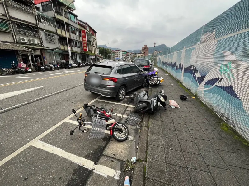 北市文山驚悚車禍！她開一半「失控直衝人行道」路邊7車衰遭波及