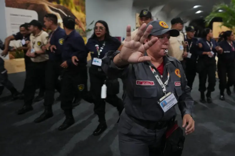 ▲COP30氣候峰會正在巴西貝倫舉行，20日會館驚傳失火，導致現場上千與會人員緊急疏散，幸好沒有傷亡。（圖／美聯社／達志影像）