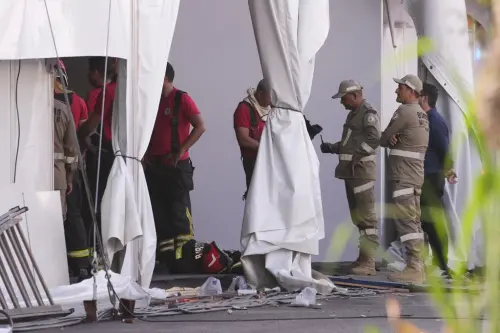 ▲COP30會館失火，火勢撲滅後現場人員進行善後工作。（圖／美聯社／達志影像）