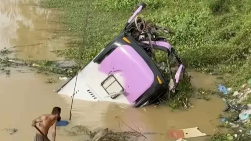 影／13死！柬埔寨巴士翻覆釀重大車禍
