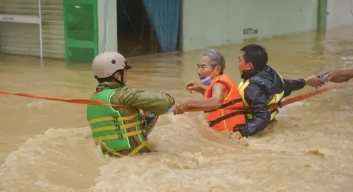 ▲居民在洪患威脅下艱難求生。（圖／翻攝自越南快訊）