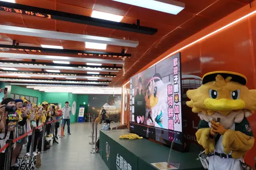 ▲台鋼雄鷹今日成功網羅黃子鵬，同時間在澄清湖球場舉辦吉祥物快閃活動，現場球迷得知黃子鵬加盟，心情相當激動。（圖／台鋼雄鷹提供）