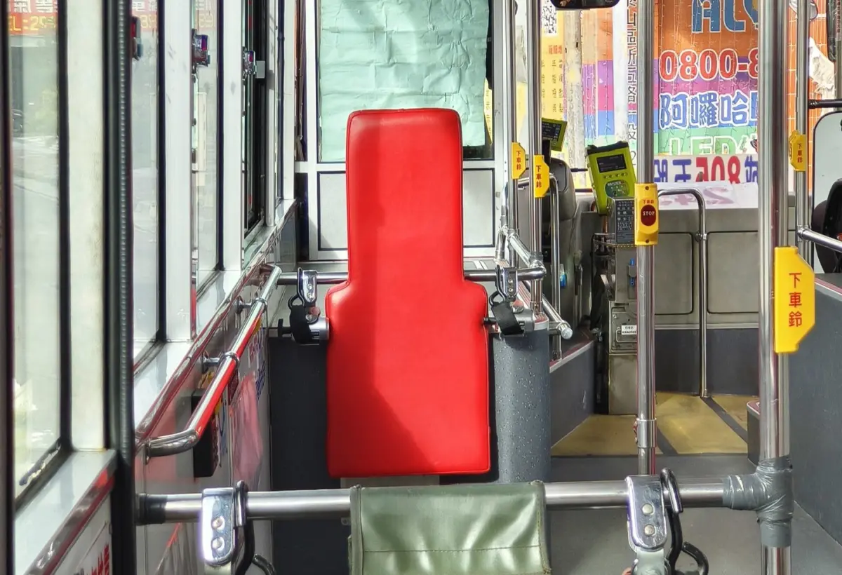 公車突多出「紅色燙衣板」！乘客上車愣住 內行公布用途：長知識