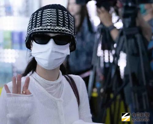 直擊TWICE現身高雄！Momo、Mina狂揮手　上千粉絲沒暴衝超守秩序
