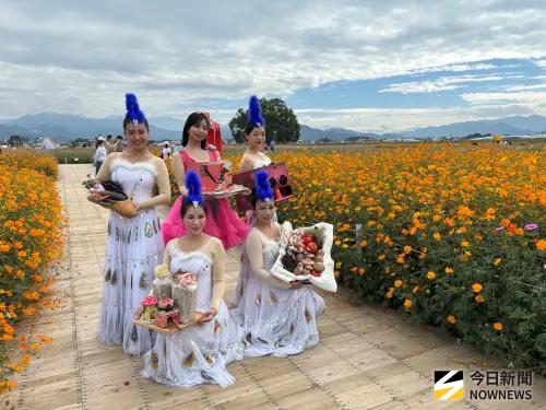 ▲花仙子與滿園花團錦簇正是賞花好時節，遊客把握最後九天展期。(圖／記者金武鳳攝，2025.11.21)