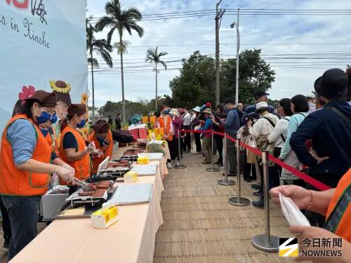 ▲新社區農會作東大請客，今（21）日現烤500條杏鮑菇香腸招待遊客，並趁著「花毯節」高人氣為地方產業大行銷，(圖／記者金武鳳攝，2025.11.21)