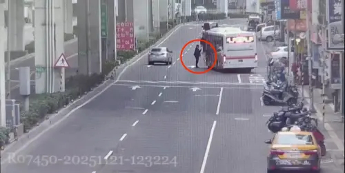 火氣大！新北公車靠站被擋道「按喇叭竟爆全武行」乘客見1幕傻眼
