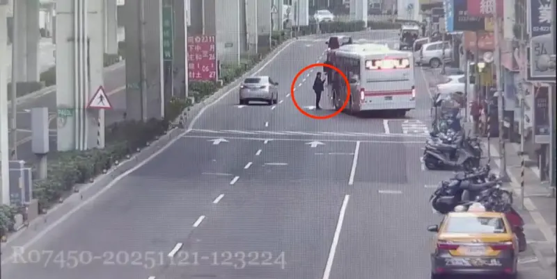 火氣大！新北公車靠站被擋道「按喇叭竟爆全武行」乘客見1幕傻眼