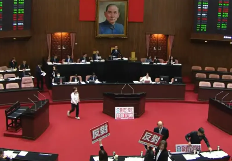 ▲李忠憲說，很多人問，為何藍白這麼壞還有人支持，就是因為民主選出的是最能喚起情緒的人，而不是最好的候選人。（圖／翻攝畫面）