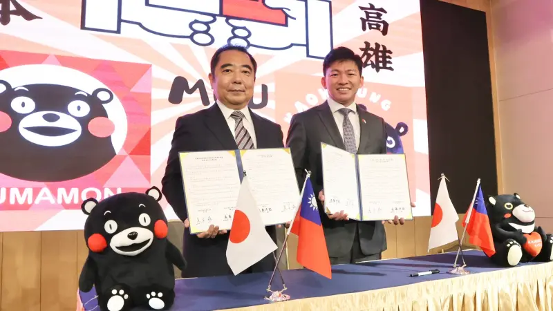 ▲高市府教育局長吳立森（右）、日本熊本市教委會教育長遠藤洋路（左）簽署教育交流備忘錄與交換在地特色紀念品。（圖／高市府教育局提供）