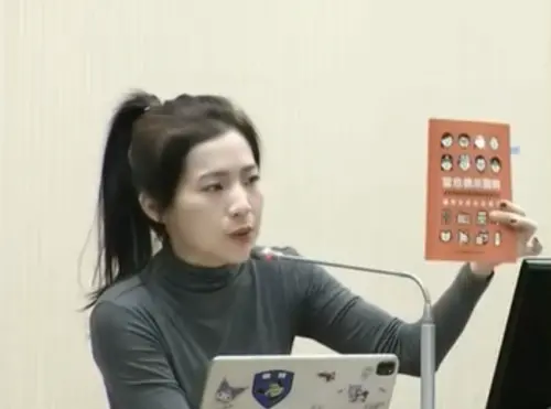 全民國防手冊漏洞百出！慘被徐巧芯電爆　他笑了：六千萬花心酸的
