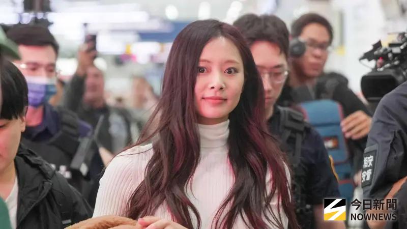 ▲TWICE忙內（老么）周子瑜（如圖）稍早終於抵台，睽違10年返家鄉開唱，準備明（22）日燃炸高雄，對此《NOWNEWS今日新聞》解析子瑜近幾天機場穿搭，品牌一次整理。（圖／記者陳雅蘭攝）