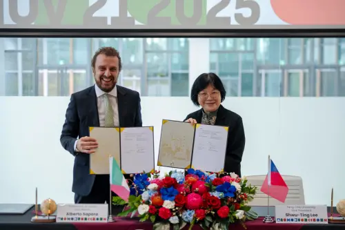 ▲杜林理工大學副校長Alberto Sapora(左)與逢甲大學副校長黎淑婷代表兩校於今日簽訂MOU。（圖／逢甲提供）