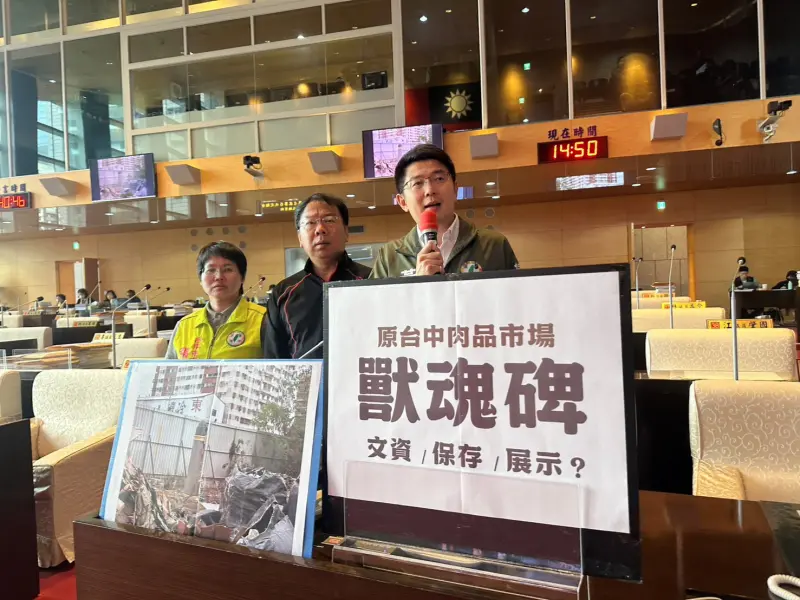 ▲議員黃守達指出，具有90年歷史的「獸魂碑」，任由歷史文物沉沒在工地雜草、建廢堆裡(圖／柳榮俊攝2025.11.21)