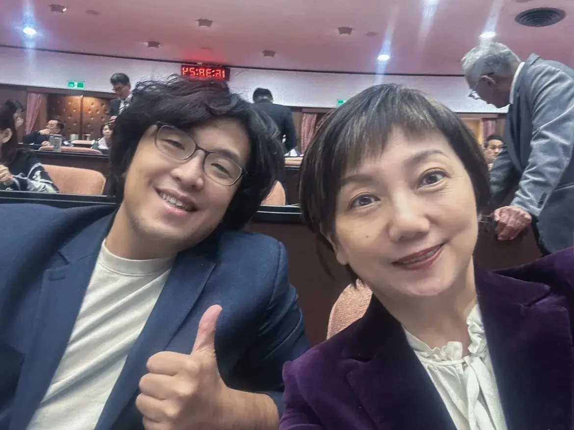 沒在怕中國通緝！沈伯洋再飛往「這國家」 她讚：無畏無懼