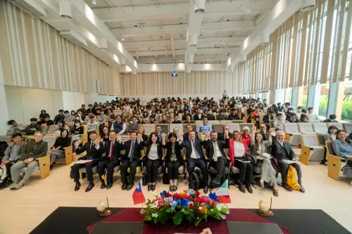 ▲義大利五名校訪台一行12名教授與逢甲師生合影，見證臺義設計教育交流的新里程。（圖／逢甲提供）