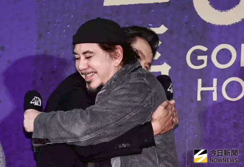 黃秋生被當神拜！黃鐙輝、曾敬驊討抱　自嘲：他們差不多要上香了
