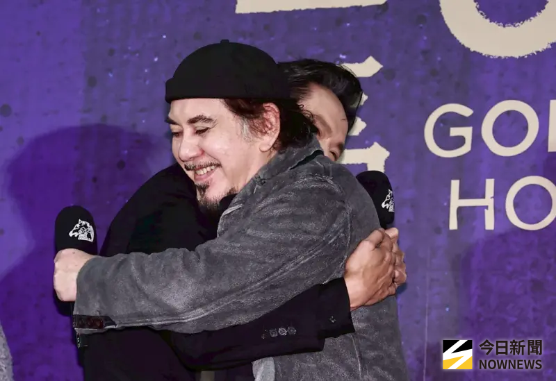 黃秋生被當神拜！黃鐙輝、曾敬驊討抱　自嘲：他們差不多要上香了