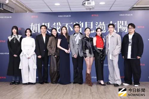 ▲柯佳嬿（左5）今（22）日身穿一襲優雅黑色洋裝，出席《如果我不曾見過太陽》記者會。面對媒體關切她丈夫捲入閃兵案一事，她也表示目前心情還好。（圖／記者嚴俊強攝影）