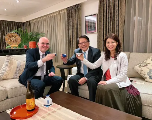 挺高市早苗！谷立言與潘孟安共飲清酒高喊「かんぱい」
