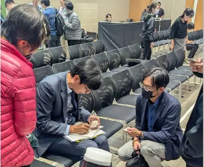 ▲說明會結束後，許多業者也頻頻向邱求慧（圖左二）請教有關於政府協助相關細節。（圖／記者鍾泓良攝影）