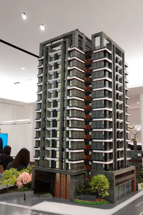 ▲「昇樺知玉」位於承德路七段32巷，基地468.94坪，總戶數77戶，開價115萬至121萬／坪。（圖／業者提供）