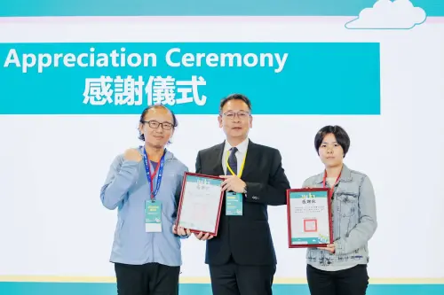 ▲ （圖說）國際事務司張進旺司長頒獎感謝舉辦2025雙北世壯運的臺北市政府代表及新北市政府代表