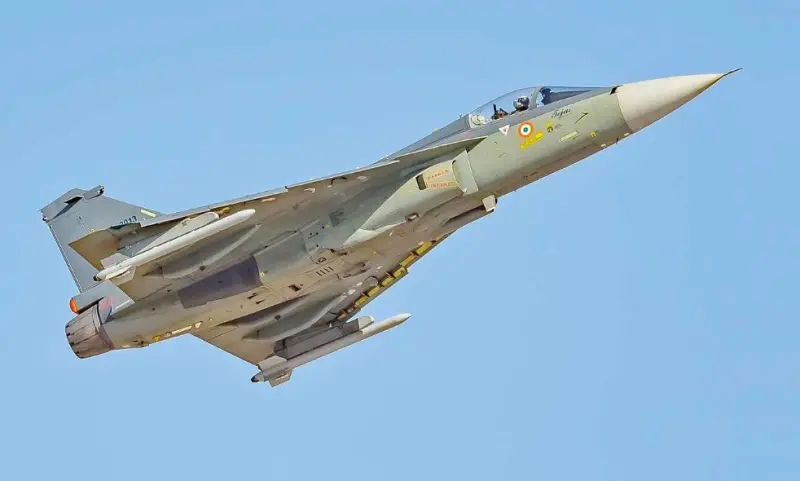 燒成一團火球！印度國造「光輝戰機」杜拜航展墜機　傳飛行員殉職