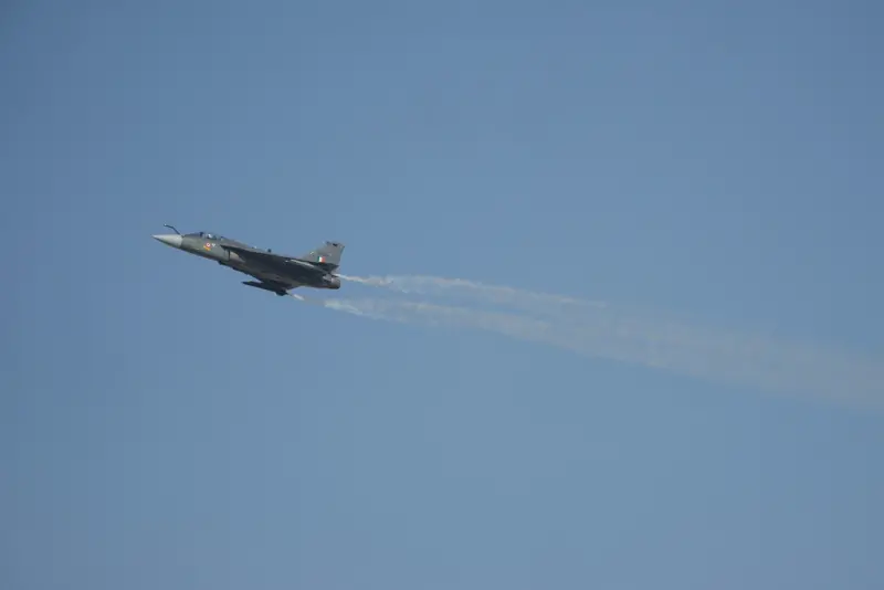 ▲印度空軍國產「光輝戰機」（Tejas Fighter）今（21日）在杜拜航空展特技展示時，發生墜機意外，飛行員不幸殉職。（圖／美聯社／達志影像）