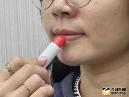 ▲國內檢出含有蘇丹色素的化粧品，醫師提醒，其中最要留意的是唇部產品。（圖／記者張乃文攝）