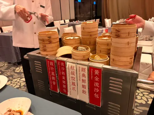 ▲各種蒸籠類別的食物採取桌邊服務，黃小姐最推薦燒賣類別。（圖/黃小姐授權提供）